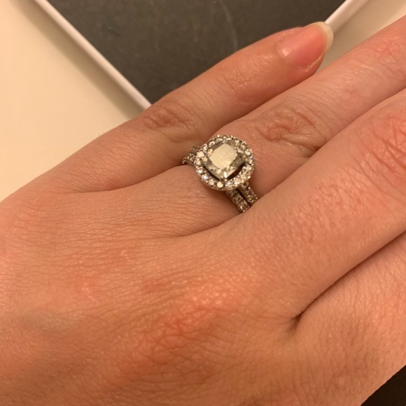 2 ct DIAMOND RING - Picture 2 of 3